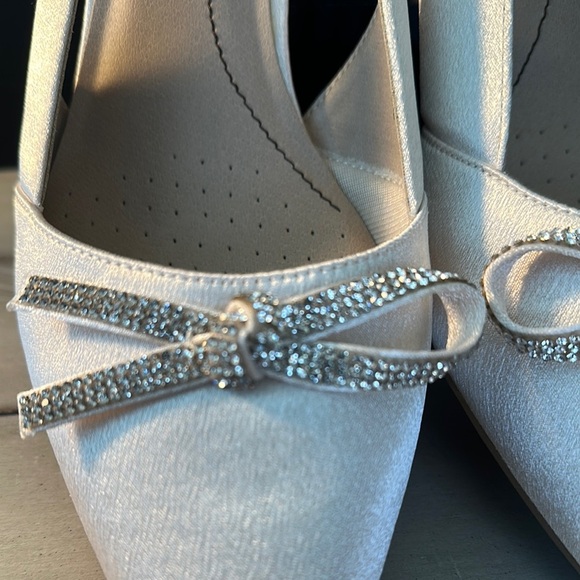 Life Stride Cream Slingback Heels with‎ Crystal Bow - Picture 2 of 8